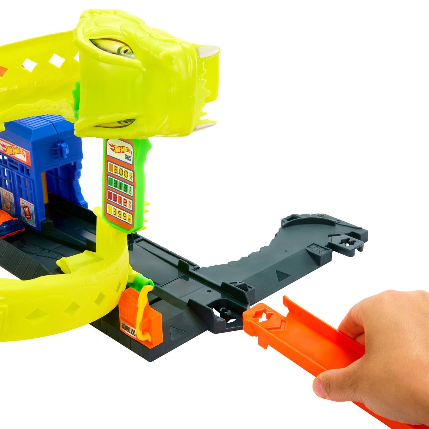 Hot Wheels Toy Car Track Set, Snake Gas Station Playset with 1:64 Scale Die-Cast Vehicle, 2 Ways to Play, Corkscrew Loop & Speed Snap Track
