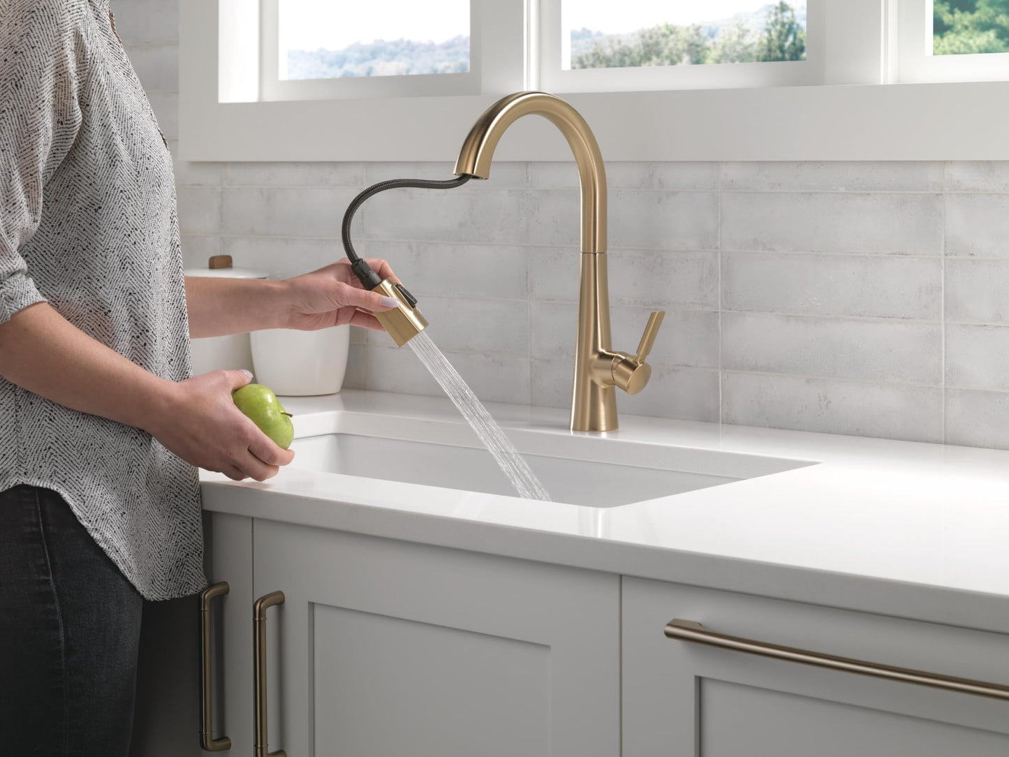 Delta Faucet Monrovia Gold Kitchen Faucet, Kitchen Faucets with Pull Down Sprayer, Kitchen Sink Faucet, Gold Faucet for Kitchen Sink with Magnetic Docking, Lumicoat Champagne Bronze 9191-CZ-PR-DST