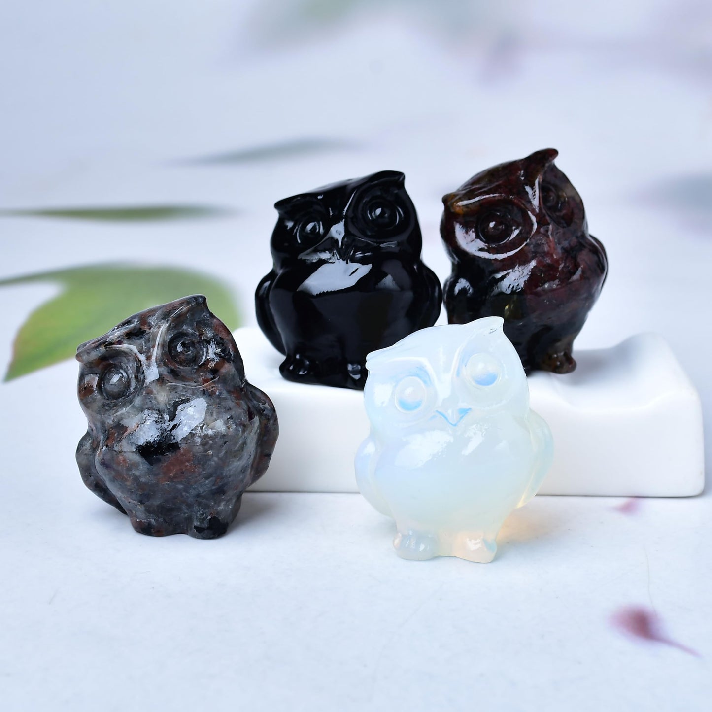 WUYOUSHI Natural Garnet Crystal Owl Decor Healing Stone Crystal Pocket Figurine Statue Hand Carved Polished Natural Gemstone Office Desk Meditation Spiritual Gift
