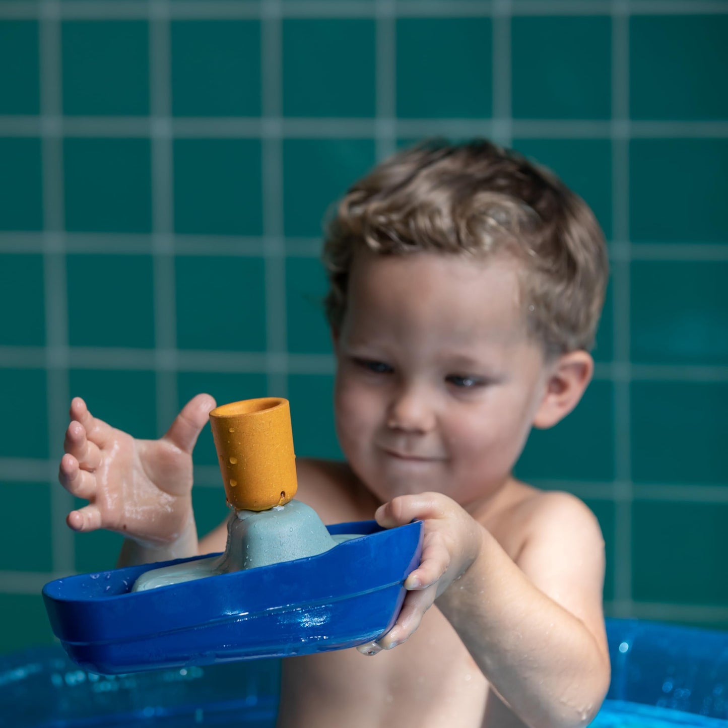 PlanToys® Tugboat Wooden Bath Toy | Eco-Friendly Floating Boat for Kids | Promotes Fine Motor Skills & Imaginative Play | Sustainable Birthday Gift for Bathtime Fun