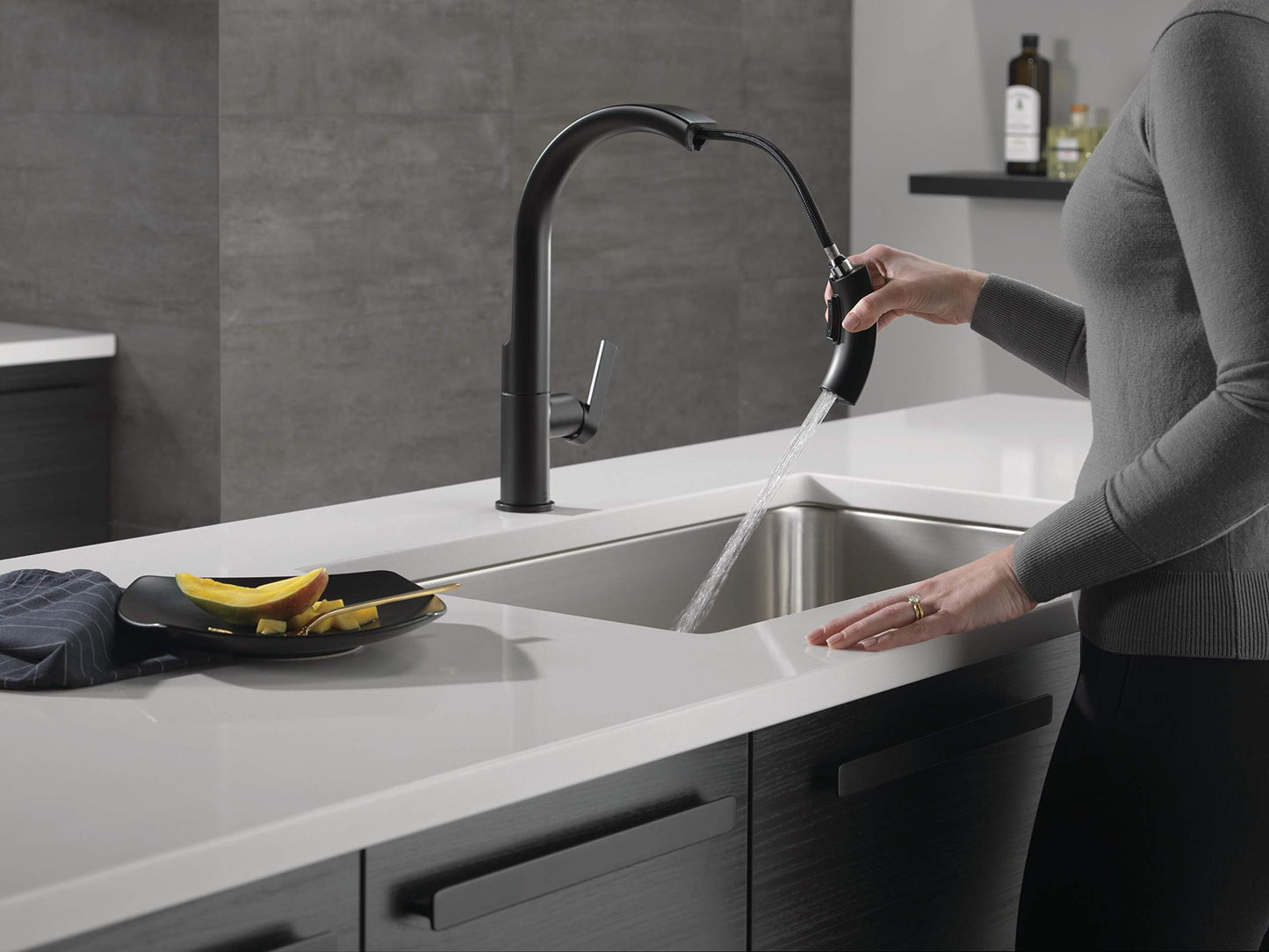 Delta Keele Matte Black Kitchen Faucet with Pull Down Sprayer, Modern Single Hole Kitchen Sink Faucet, Single Handle, Matte Black 19824LF-BL