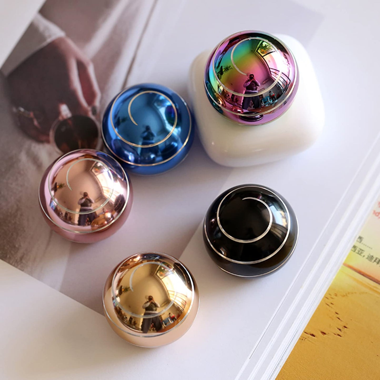 Apqdw Kinetic Desk Toy Ball, 1.54'' Kinetic Desktop Spinning Toys, Optical Illusion Toys for Anxiety, ADHD, Metal Fidgets for Dad, Mom, Son, Daughter (39MM, Rainbow-A)