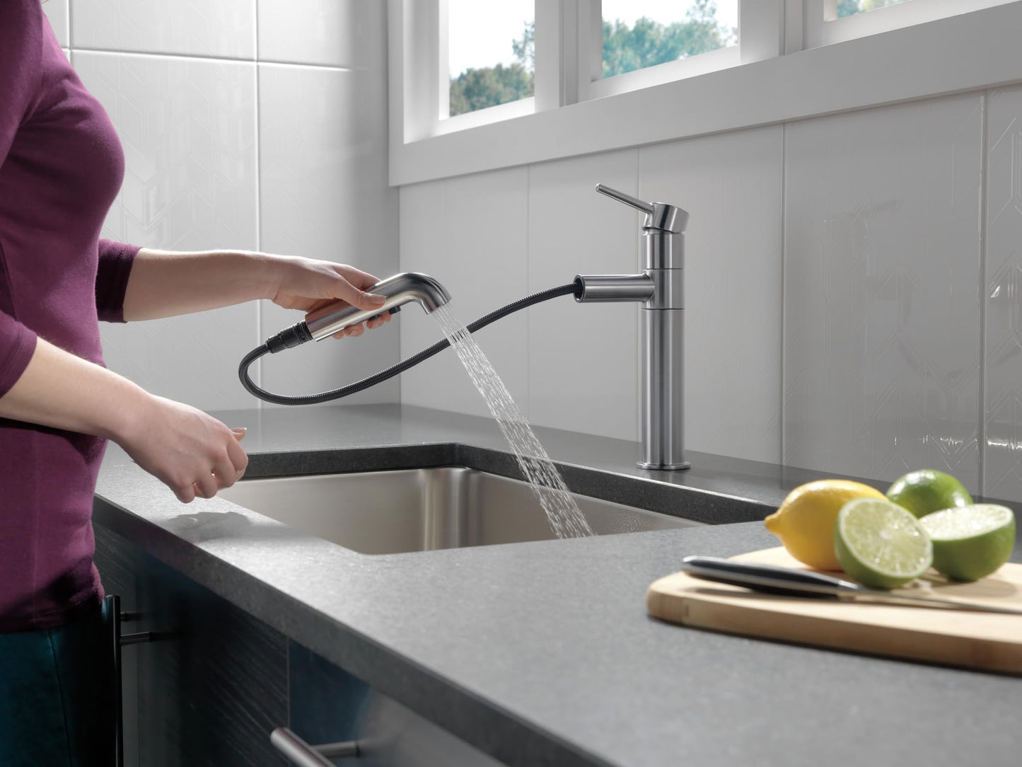 Delta Faucet Trinsic Pull Out Kitchen Faucet, Brushed Nickel Kitchen Sink Faucet, Kitchen Faucet with Pull Out Sprayer, Diamond Seal Technology, Arctic Stainless 4159-AR-DST
