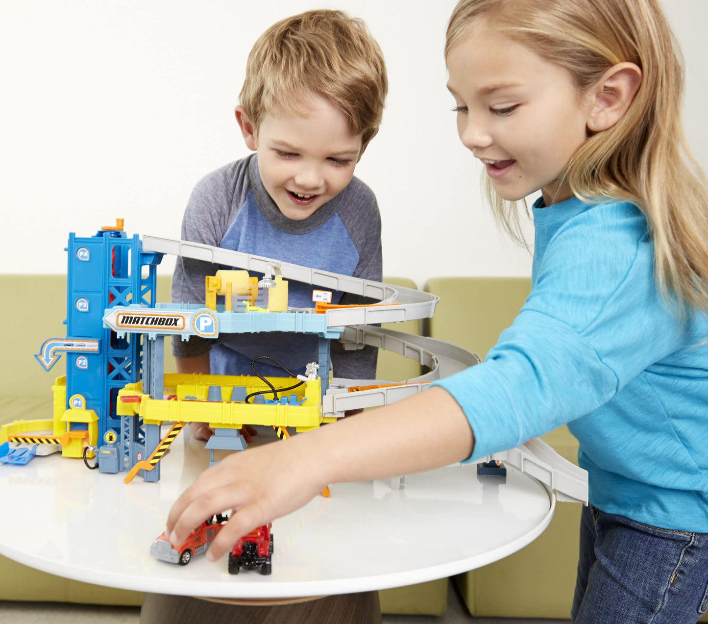 Matchbox Toy Cars Playset, 4-Level Garage & 1:64 Scale Tow Truck, Kid-Powered Elevator, Car Repair Station & Spiral Ramp