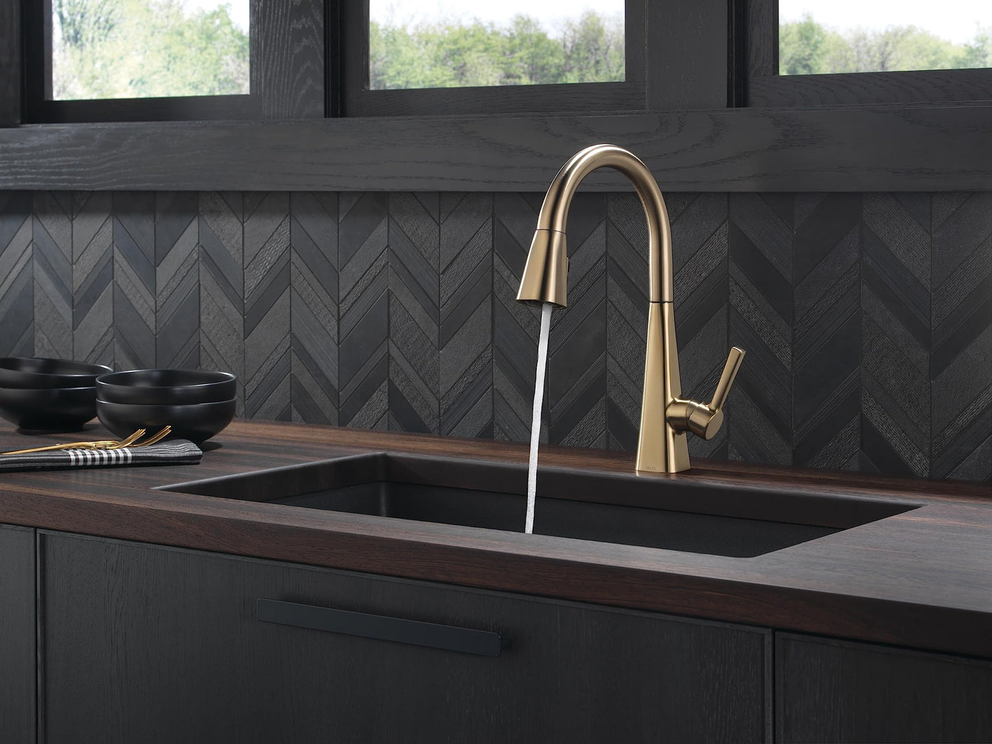 Delta Faucet Lenta Gold Kitchen Faucet, Soap Dispenser Included, Kitchen Sink Faucet, Gold Faucet for Kitchen Sink with Magnetic Docking Spray Head, Champagne Bronze 1982Z-CZ-DST