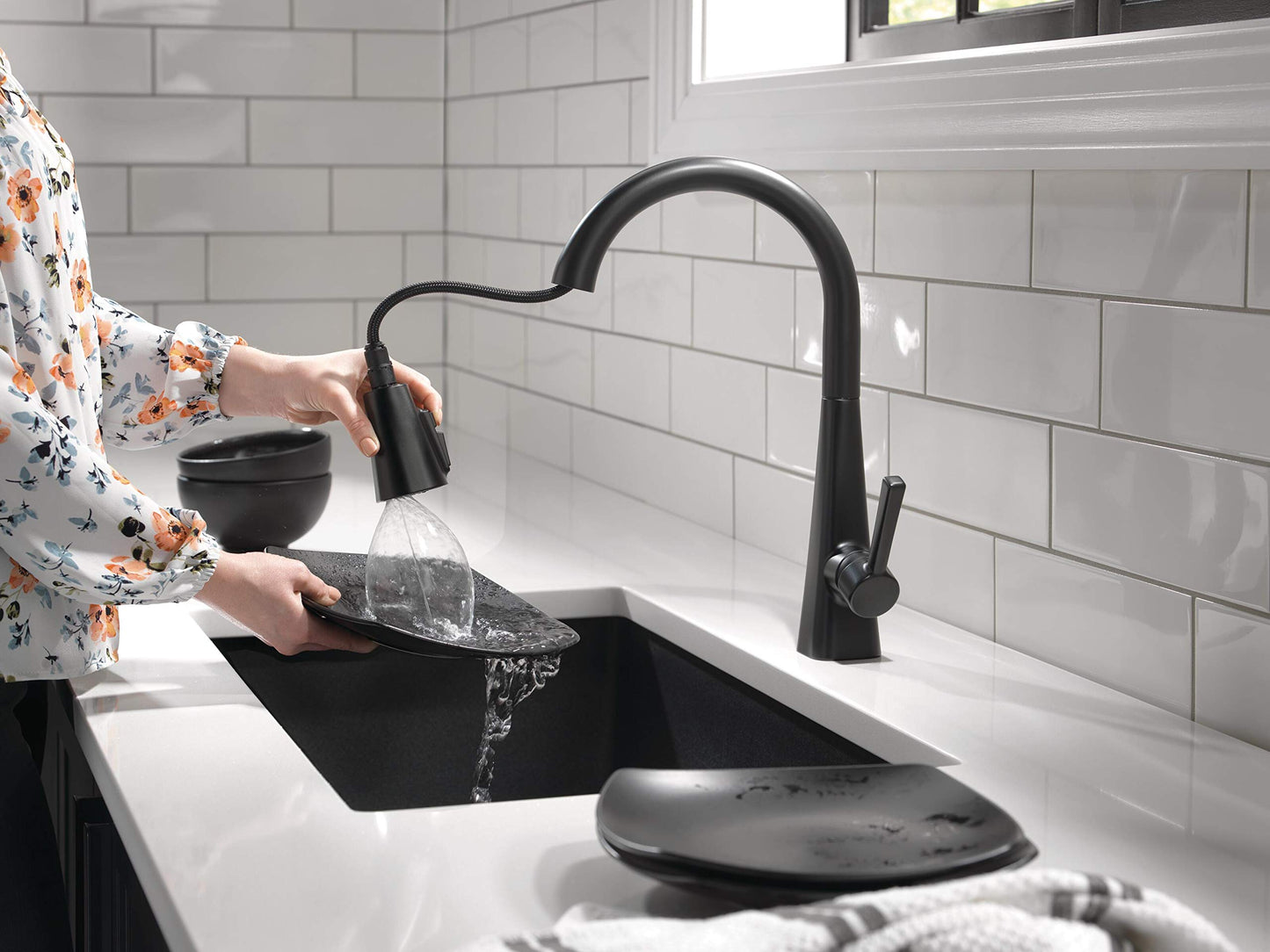 Delta Lenta Matte Black Kitchen Faucet with Pull Down Sprayer, Modern Single Hole Kitchen Sink Faucet, Single Handle, Matte Black 19802Z-BL-DST