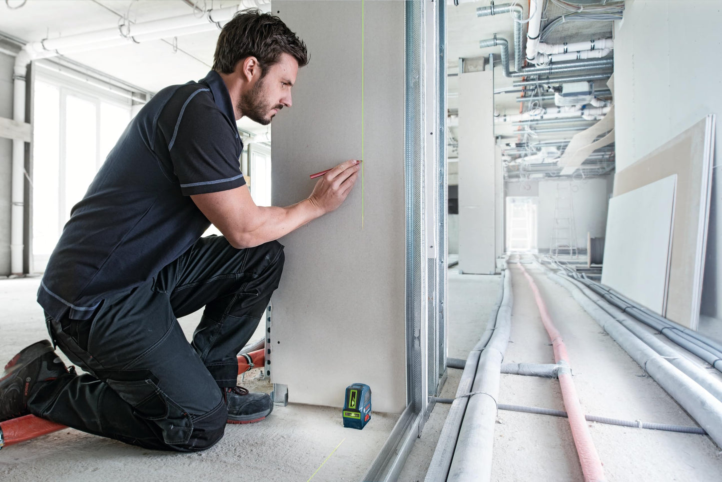 BOSCH GLL 100 GX 100 Ft Green-Beam Self-Leveling Cross-Line Laser, Includes 3 AA Batteries, Positioning Device, Green Laser Target Plate, & Heavy-Duty Pouch