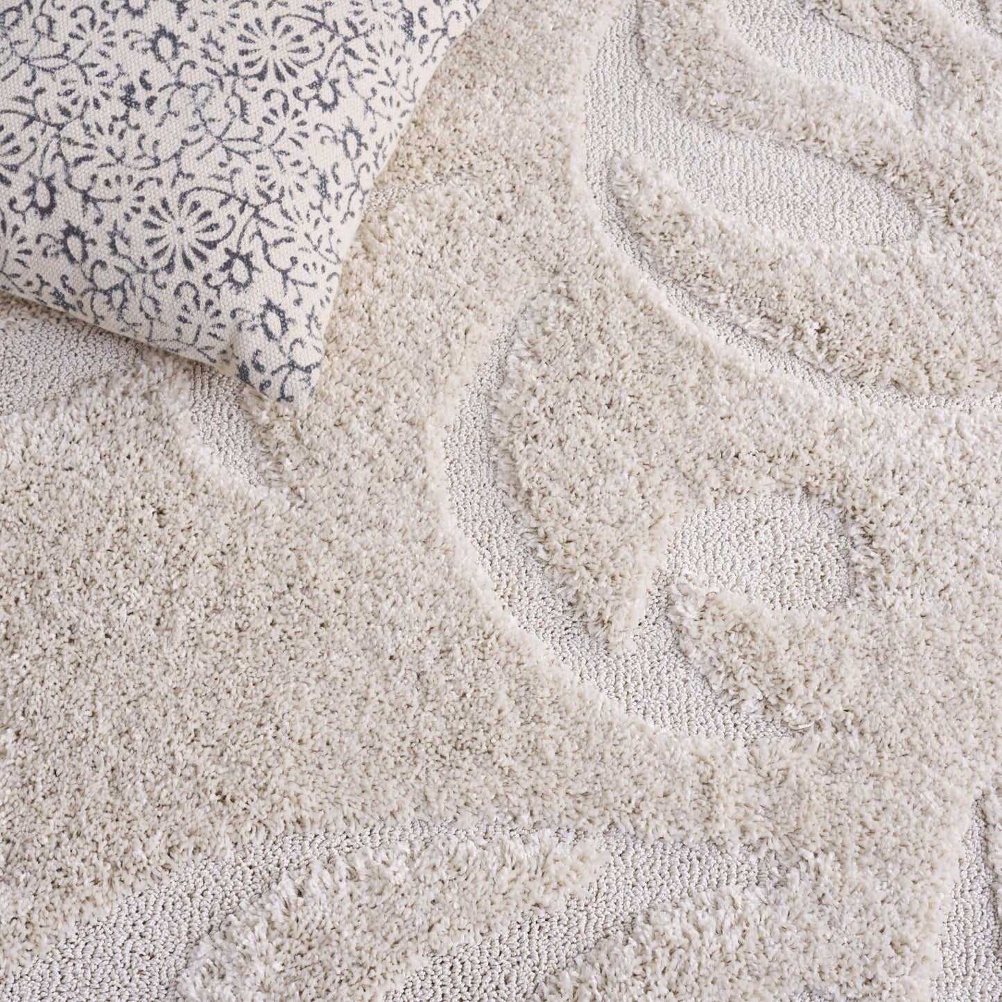 SAFAVIEH Florida Shag Collection Accent Rug - 3'3" x 5'3", Creme & Creme, Non-Shedding & Easy Care, 1.2-inch Thick Ideal for High Traffic Areas in Foyer, Living Room, Bedroom (SG468-1111)
