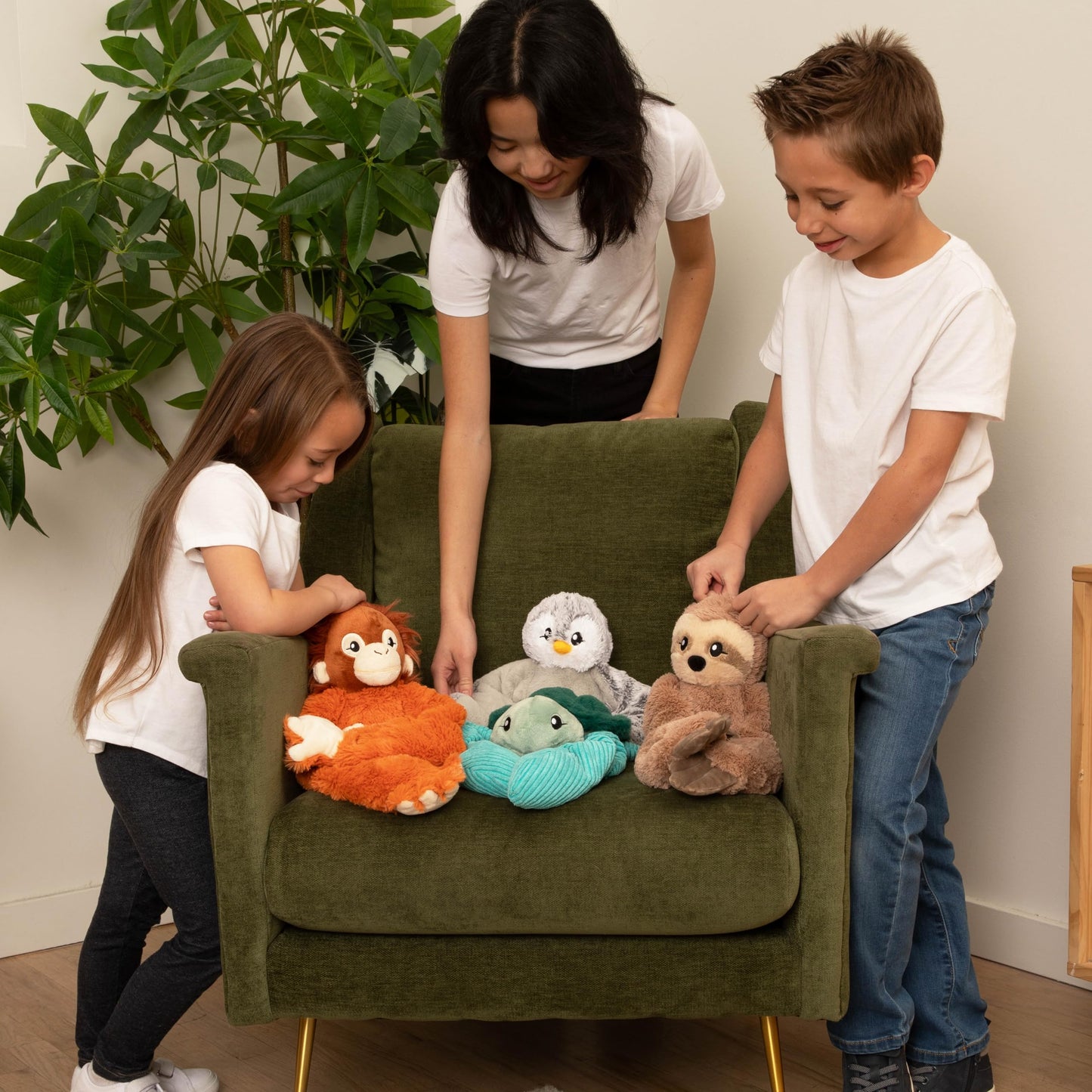HUGIMALS Hugarounds Pax the Penguin 2.5 lb Microwaveable & Freezable Weighted Plush Neck & Shoulder Wrap | Soothing, Comforting Hugs for Self-Care & Relaxation | Unscented for Ages 2+